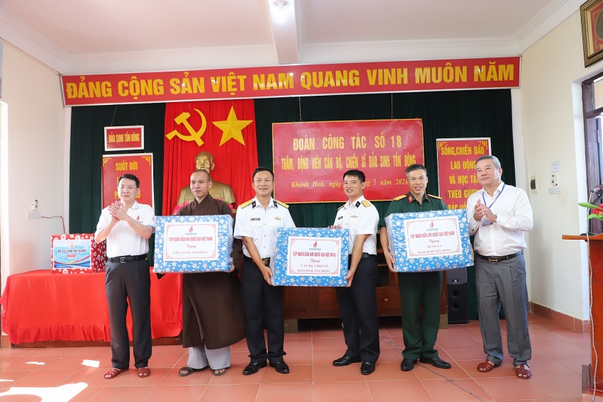 Tập đoàn Dầu khí Việt Nam thăm, động viên cán bộ chiến sĩ, người dân tại huyện đảo Trường Sa và Nhà giàn DK1/9 – Ba Kè